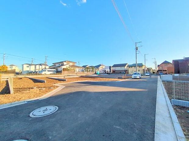 前面道路を含めた現地写真です。