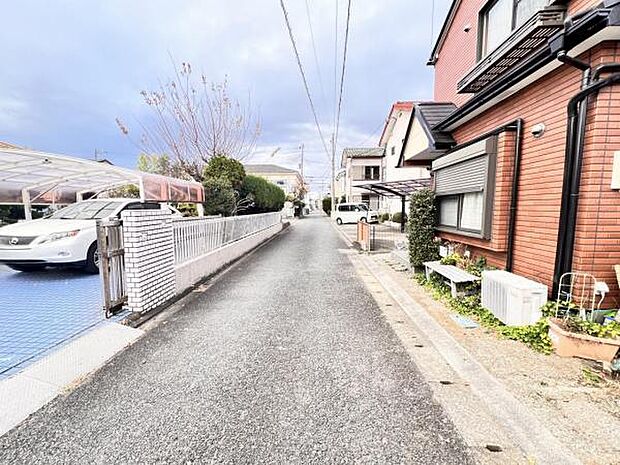 前面道路を含めた現地写真です。