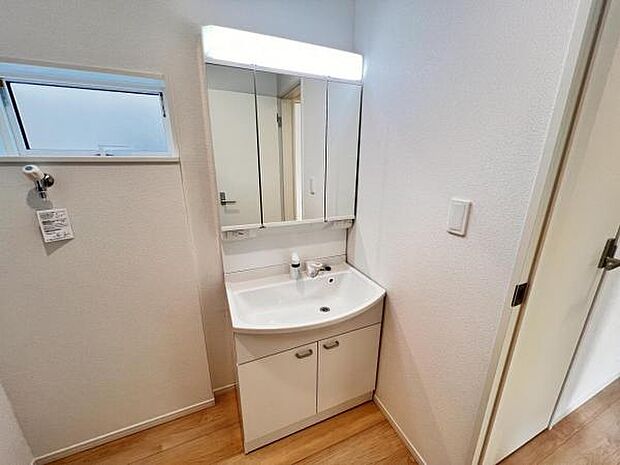 洗面化粧台です。朝の身支度から1日が始まります。