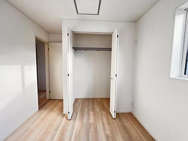 いつでもお部屋をスッキリお使い頂ける収納スペースを設置。