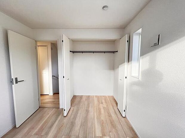 いつでもお部屋をスッキリお使い頂ける収納スペースを設置。