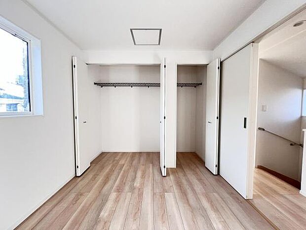 いつでもお部屋をスッキリお使い頂ける収納スペースを設置。