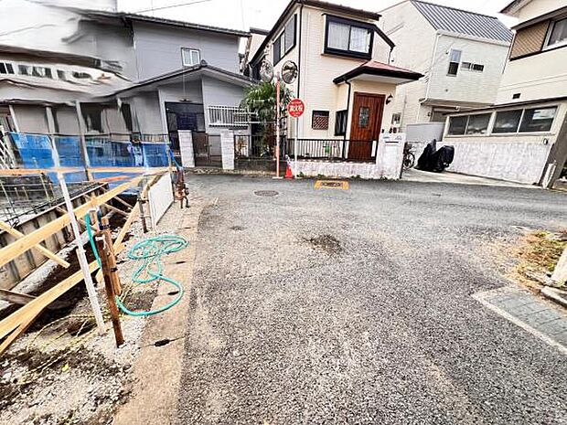 前面道路を含めた現地写真です。