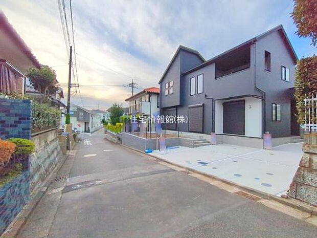 前面道路を含めた現地写真です。