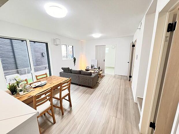 リビングダイニングになります。ご家族そろっての素敵な空間になりそうですね。