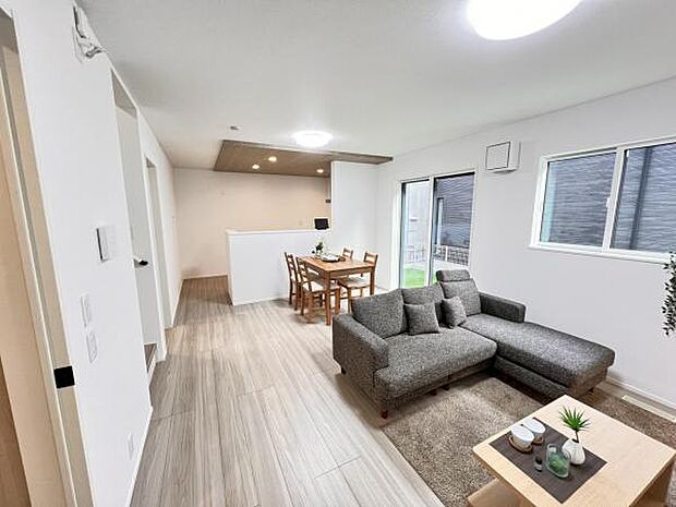 お食事中もキッチンと会話が楽しめるダイニングスペース。