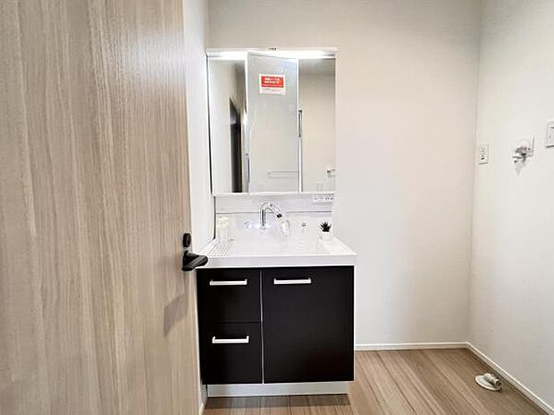 洗面化粧台です。朝の身支度から1日が始まります。