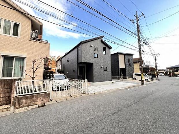 前面道路を含めた現地写真です。