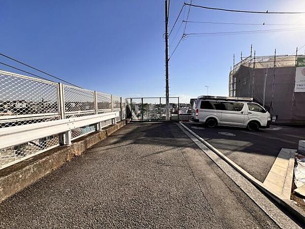 前面道路を含めた現地写真です。