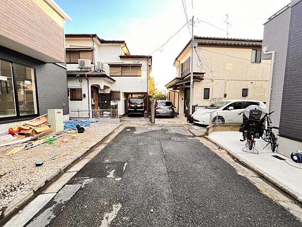 前面道路を含めた現地写真です。