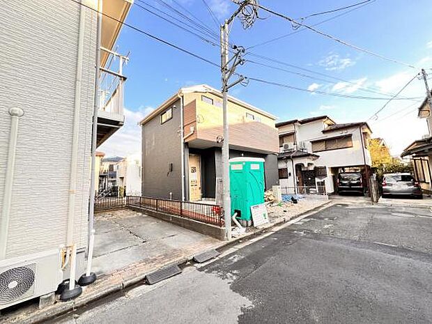 前面道路を含めた現地写真です。