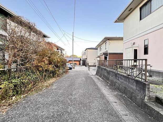 前面道路を含めた現地写真です。