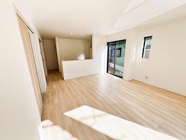 お食事中もキッチンと会話が楽しめるダイニングスペース。