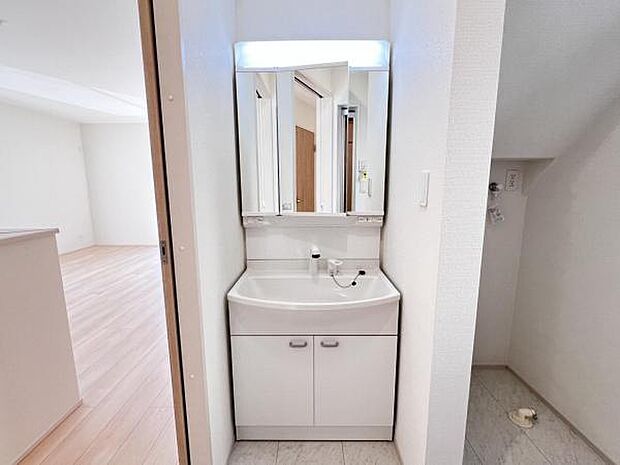 洗面化粧台です。朝の身支度から1日が始まります。