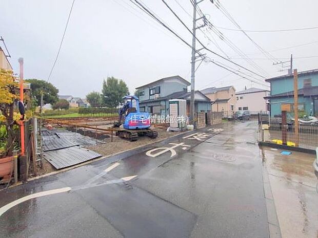 前面道路を含めた現地写真です。