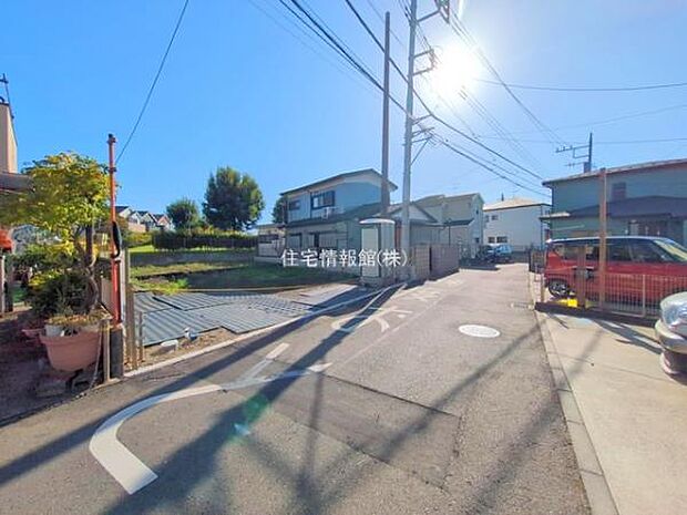 前面道路を含めた現地写真です。