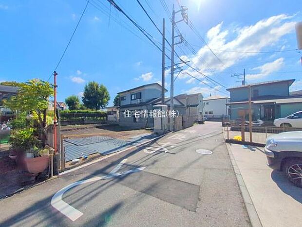 前面道路を含めた現地写真です。