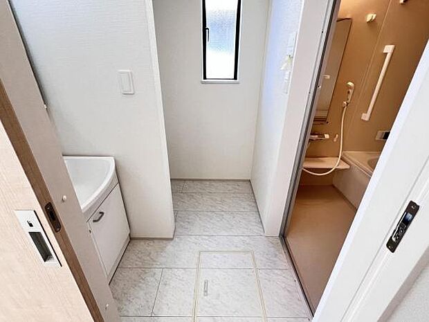 脱衣所は小さなお子様がいるご家庭にも重宝されます。