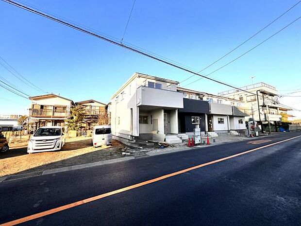 前面道路を含めた現地写真です。