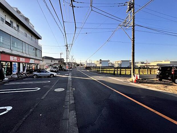 前面道路を含めた現地写真です。