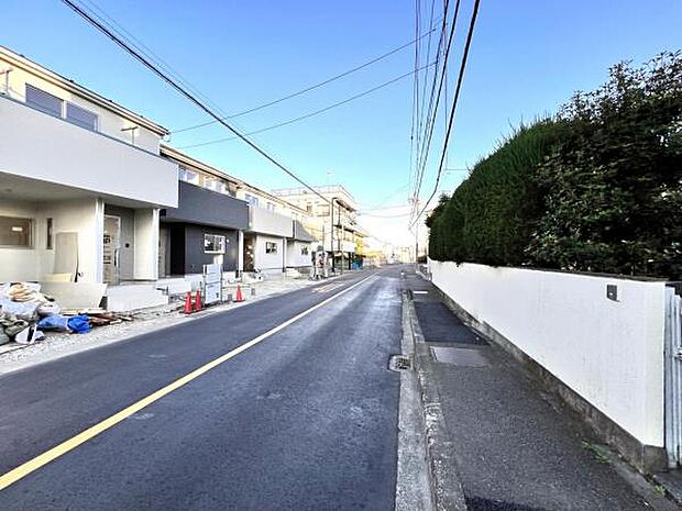 前面道路を含めた現地写真です。