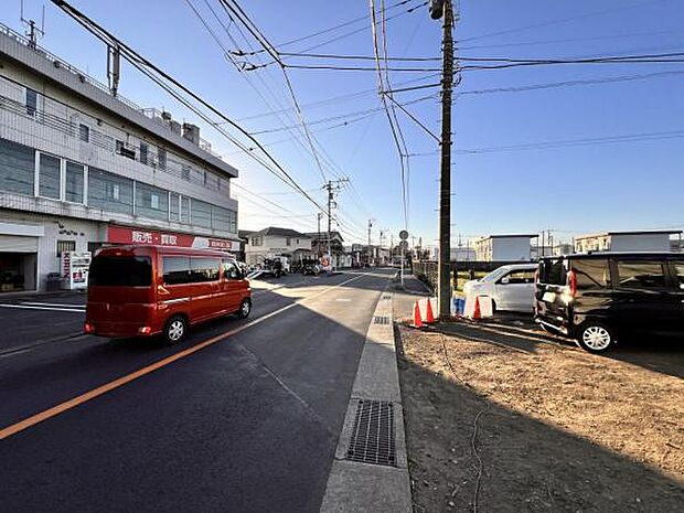 前面道路を含めた現地写真です。