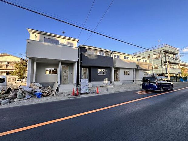 前面道路を含めた現地写真です。