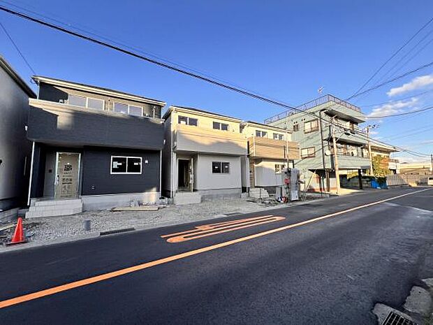 前面道路を含めた現地写真です。