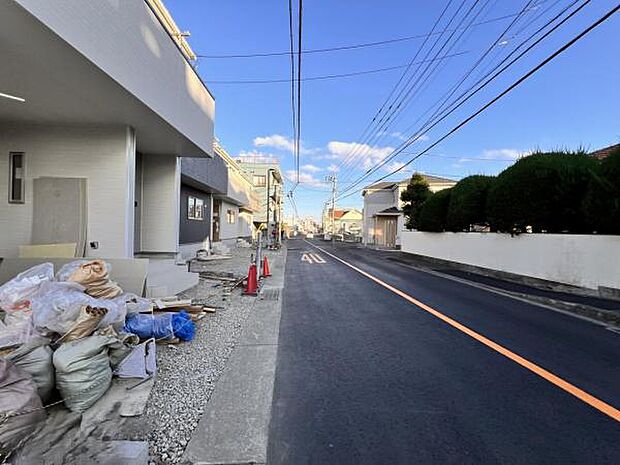 前面道路を含めた現地写真です。