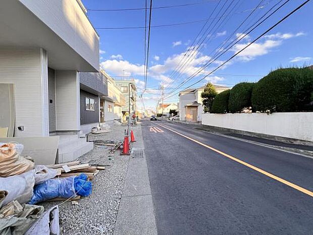 前面道路を含めた現地写真です。