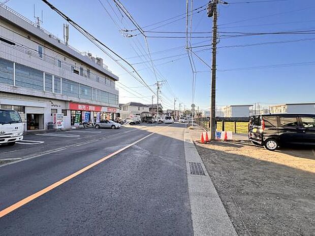 前面道路を含めた現地写真です。