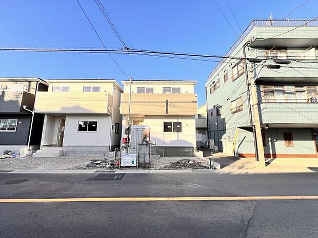 前面道路を含めた現地写真です。