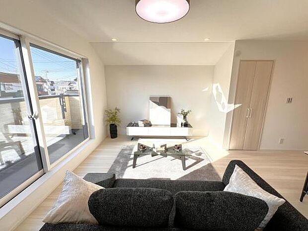 家族団らんの場所としてゆったりと居心地の良いリビングです。