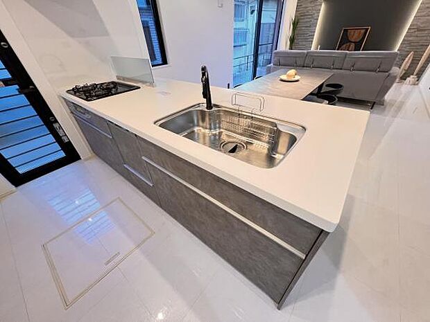 お食事中もキッチンと会話が楽しめるダイニングスペース。