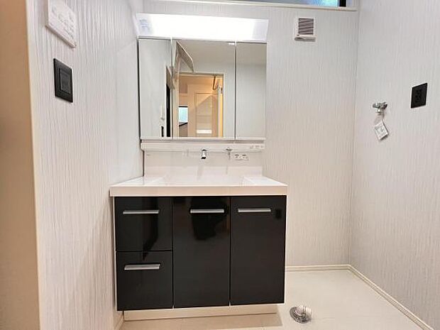 洗面化粧台です。朝の身支度から1日が始まります。