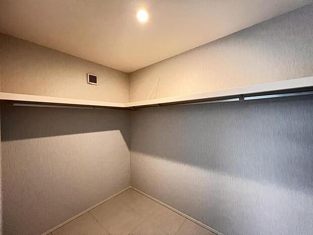 いつでもお部屋をスッキリお使い頂ける収納スペースを設置。