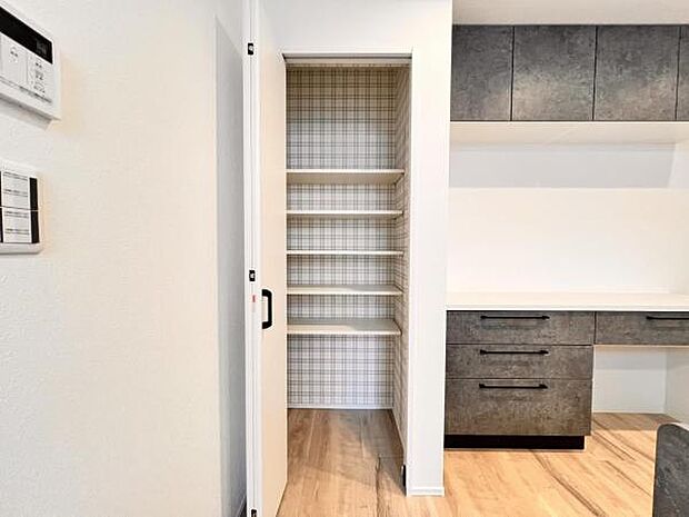 いつでもお部屋をスッキリお使い頂ける収納スペースを設置。