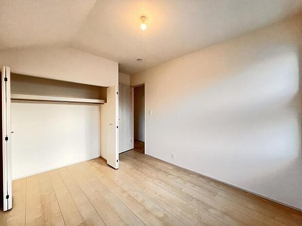 いつでもお部屋をスッキリお使い頂ける収納スペースを設置。