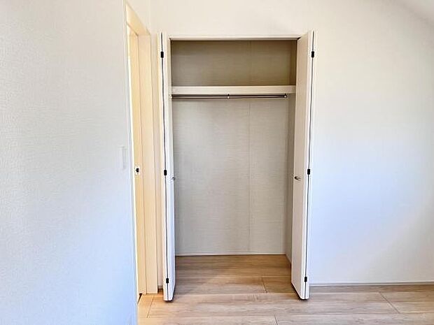 いつでもお部屋をスッキリお使い頂ける収納スペースを設置。