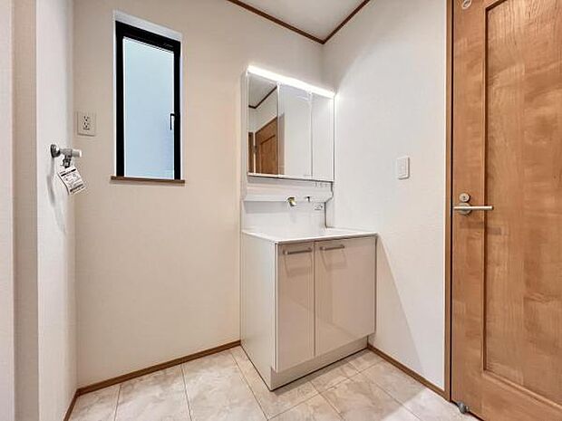 洗面化粧台です。朝の身支度から1日が始まります。