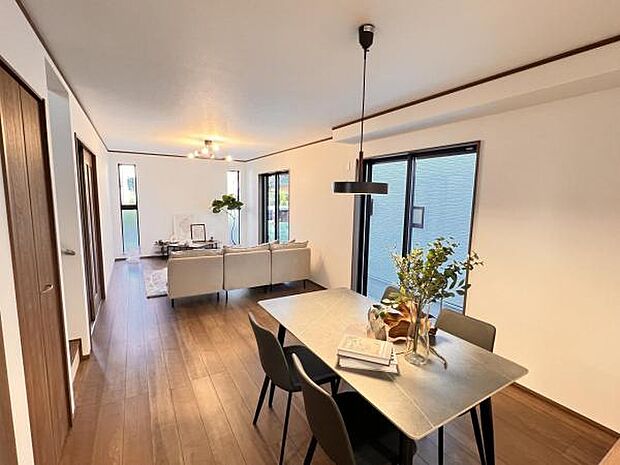 ご家族の温かい時間を演出するダイニングスペースです。