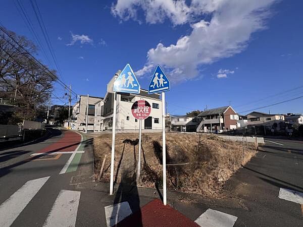 前面道路を含めた現地写真です。