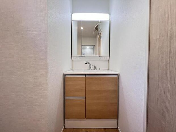 洗面化粧台です。朝の身支度から1日が始まります。