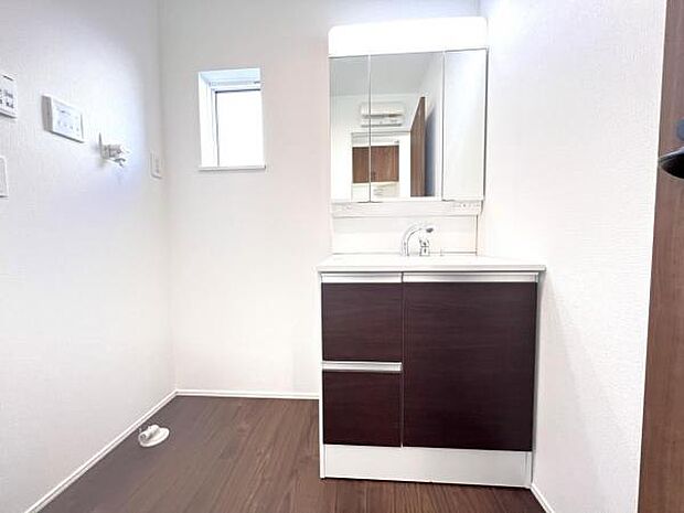 洗面化粧台です。朝の身支度から1日が始まります。