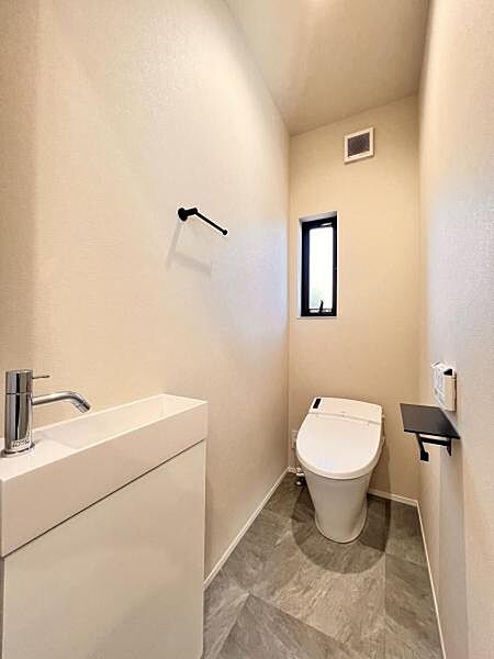 ほっと安らげるトイレ空間です。