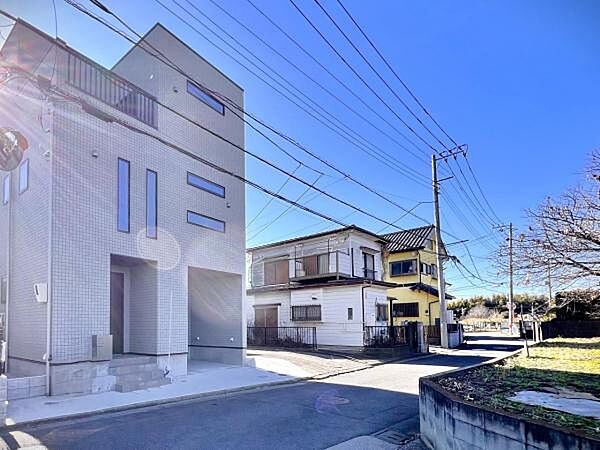 前面道路を含めた現地写真です。
