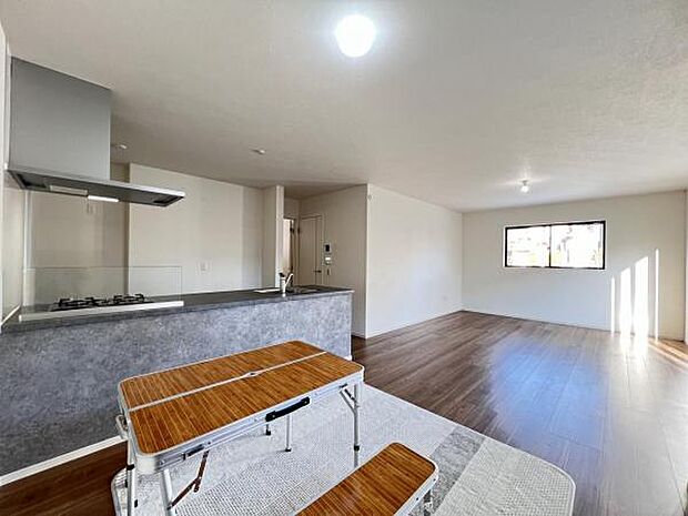 お食事中もキッチンと会話が楽しめるダイニングスペース。