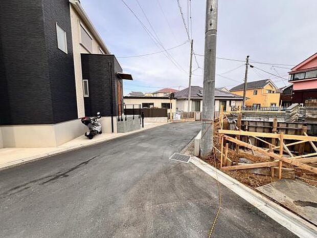 前面道路を含めた現地写真です。