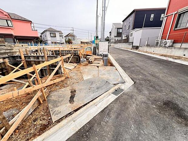 前面道路を含めた現地写真です。