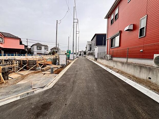 前面道路を含めた現地写真です。